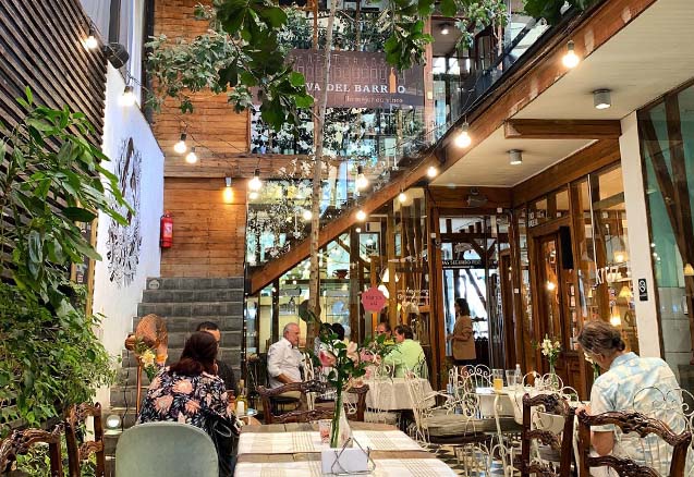 Café de la Candelaria, Vista del patio interior de la cafeteria bohemia de Providencia