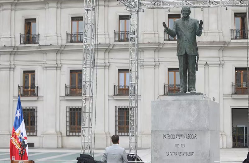 Monumento a Patricio Aylwin Monumento a Patricio Aylwin