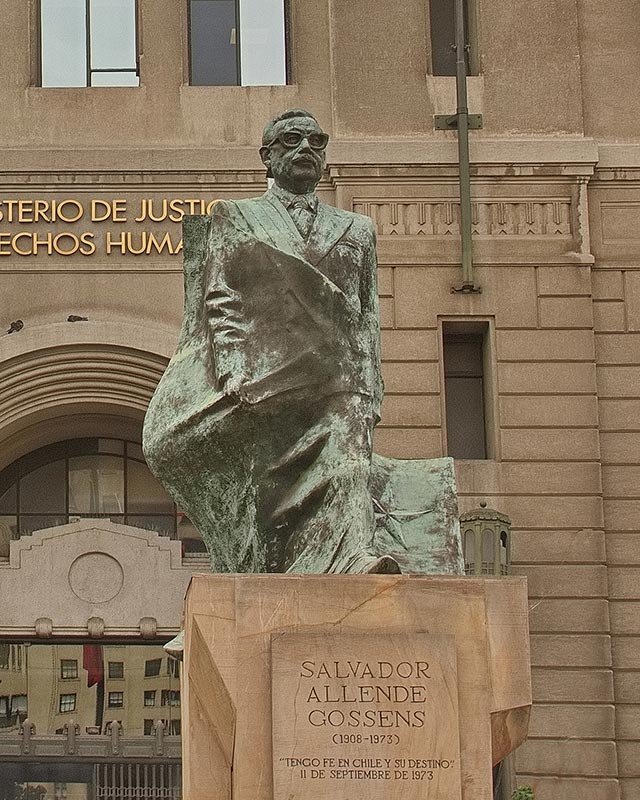Monumento a Salvador Allende Monumento a Salvador Allende
