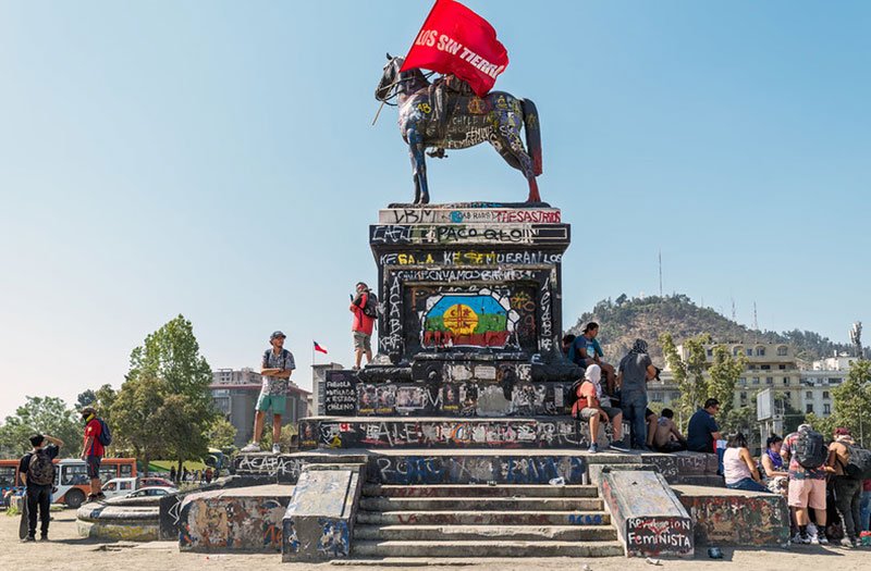 Monumento General Baquedano dañado por el estallido social 2019