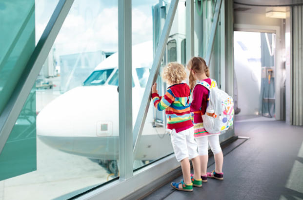 Consejos para viajar en avión con niños