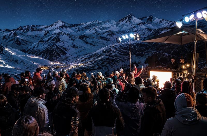 Vive una fiesta en la nieve a 3000 m con barra libre