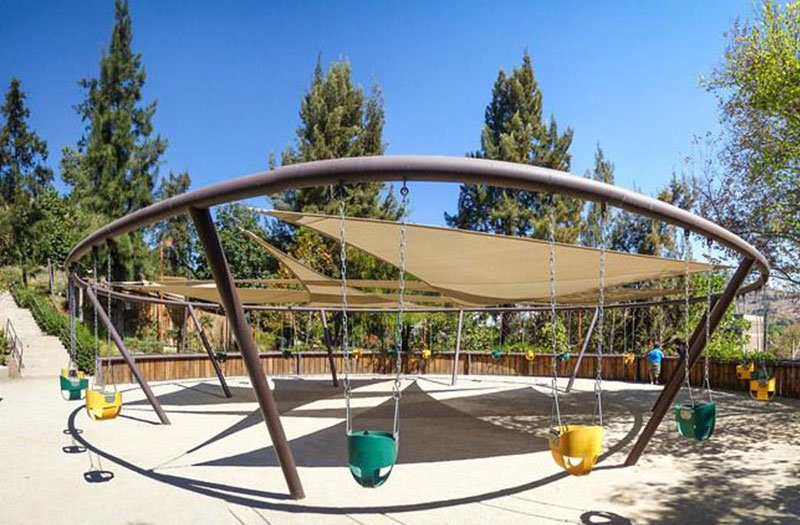 Columpios y más juegos infantiles parque de la infancia Columpios y más juegos infantiles parque de la infancia