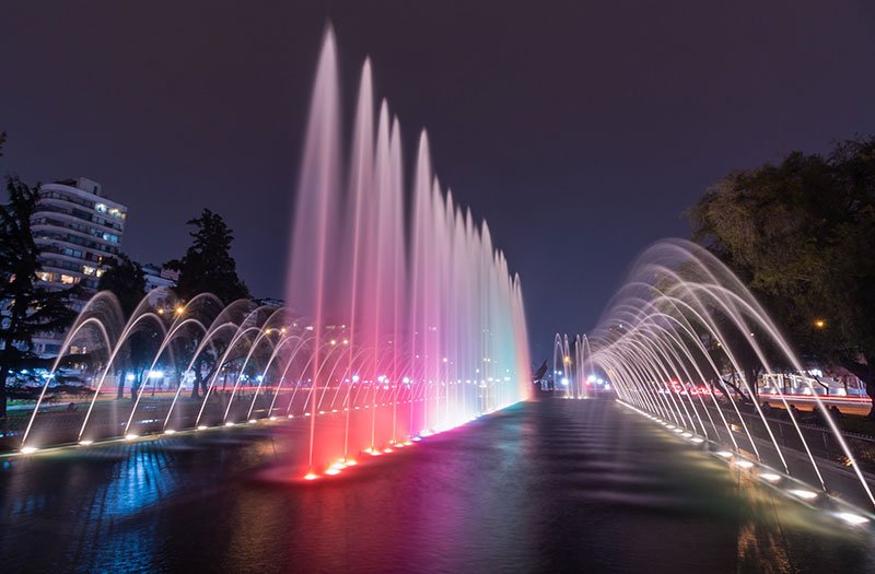 Fuente Bicentenario iluminada, Parque de la aviación de noche - Foto: Alejandro Inostroza Fuente Bicentenario iluminada, Parque de la aviación de noche - Foto: Alejandro Inostroza