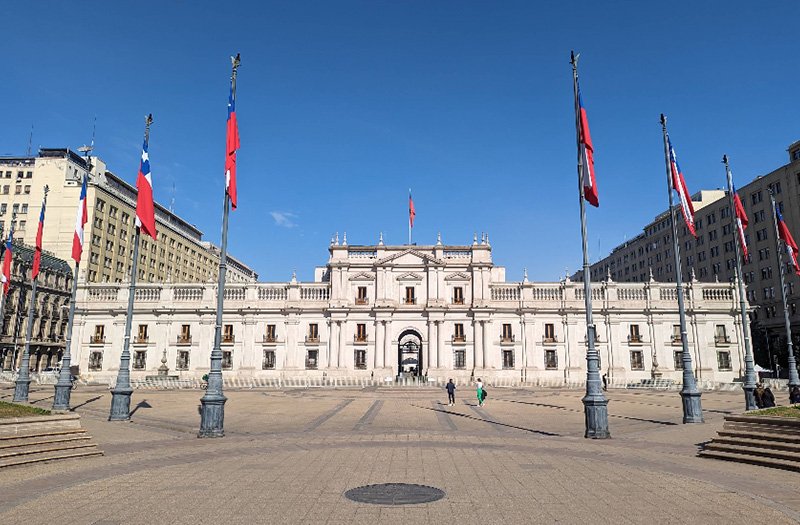 vista del palacio de la moneda desde el centro de la plaza de la constitución vista del palacio de la moneda desde el centro de la plaza de la constitución