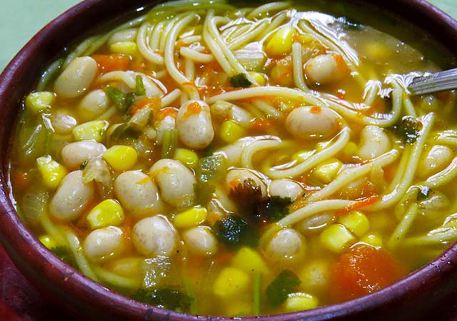 porotos con riendas comida de la zona central de chile